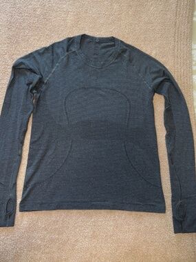 Lululemon Swiftly Tech Long-Sleeve Shirt 2.0 Waist Length Size 10 in Gray Stripe